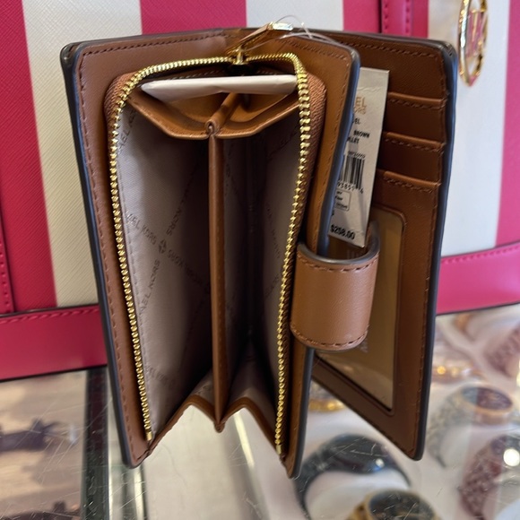 MICHAEL KORS
Jet Set Travel Medium Bifold Zip Signature Logo Wallet
Brown
NWT - Picture 8 of 16